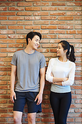 포토 JPG 여자 남자 비즈니스 직장 실내 건강 관리 서기 미소 상반신 20대 성인 두명 앞모습 비즈니스라이프 운동 마주보기 운동기구 헬스 헬스장 한국인 비즈니스맨 비즈니스우먼 복지 성인만 국내포토 라이프스타일 뷰포인트 회사 모션 표정 사람 동양인 청년 내부 직장인 사회이슈 파일형식