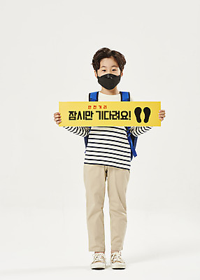 포토 JPG 스튜디오촬영 전신 배너 교육 남자 어린이라이프 초등학생 어린이 학교 책가방 실내 마스크 한명 서기 들기 누끼 안전 앞모습 스쿨라이프 한국인 사회이슈 흰배경 예방 등교 안전수칙 개학 방역 에듀 에듀케이션 전염병 소년한명만 스쿨팩 코로나바이러스 사회적거리두기 생활방역 감염예방 비말감염 델타변이바이러스 국내포토 1 학생 라이프스타일 캠페인 뷰포인트 백그라운드 컨셉 가방 모션 사람 동양인 내부 흰색 바이러스 질병 등하교 감염 남자한명만 소년만 파일형식