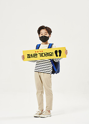 포토 JPG 스튜디오촬영 전신 배너 교육 남자 어린이라이프 초등학생 어린이 학교 책가방 실내 마스크 한명 서기 들기 누끼 안전 앞모습 스쿨라이프 한국인 사회이슈 흰배경 예방 등교 안전수칙 개학 방역 에듀 에듀케이션 전염병 소년한명만 스쿨팩 코로나바이러스 사회적거리두기 생활방역 감염예방 비말감염 델타변이바이러스 국내포토 1 학생 라이프스타일 캠페인 뷰포인트 백그라운드 컨셉 가방 모션 사람 동양인 내부 흰색 바이러스 질병 등하교 감염 남자한명만 소년만 파일형식