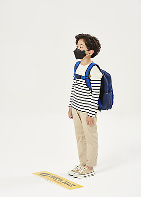 포토 JPG 스튜디오촬영 전신 교육 남자 어린이라이프 초등학생 어린이 학교 책가방 실내 마스크 한명 서기 누끼 안전 옆모습 스쿨라이프 한국인 사회이슈 흰배경 예방 등교 안전수칙 개학 방역 에듀 에듀케이션 전염병 소년한명만 스쿨팩 코로나바이러스 사회적거리두기 생활방역 감염예방 비말감염 델타변이바이러스 국내포토 1 학생 라이프스타일 캠페인 뷰포인트 백그라운드 컨셉 가방 모션 사람 동양인 내부 흰색 바이러스 질병 등하교 감염 남자한명만 소년만 파일형식