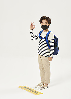 포토 JPG 스튜디오촬영 전신 교육 남자 어린이라이프 초등학생 어린이 학교 책가방 실내 마스크 한명 서기 누끼 안전 옆모습 스쿨라이프 한국인 OK 사회이슈 흰배경 예방 등교 안전수칙 개학 방역 에듀 에듀케이션 전염병 소년한명만 스쿨팩 코로나바이러스 사회적거리두기 생활방역 감염예방 비말감염 델타변이바이러스 국내포토 1 학생 라이프스타일 캠페인 뷰포인트 백그라운드 컨셉 가방 모션 사람 동양인 손짓 내부 흰색 바이러스 질병 등하교 감염 남자한명만 소년만 파일형식