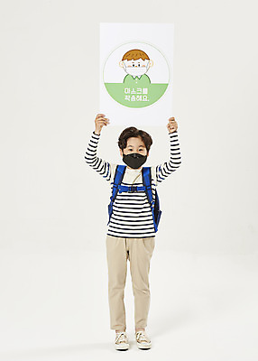 포토 JPG 스튜디오촬영 전신 배너 교육 남자 어린이라이프 초등학생 어린이 학교 책가방 실내 마스크 한명 서기 들기 누끼 안전 앞모습 스쿨라이프 한국인 사회이슈 흰배경 예방 등교 안전수칙 개학 마스크착용 방역 에듀 에듀케이션 전염병 소년한명만 스쿨팩 코로나바이러스 사회적거리두기 생활방역 감염예방 비말감염 델타변이바이러스 국내포토 1 학생 라이프스타일 캠페인 뷰포인트 백그라운드 컨셉 가방 모션 사람 동양인 내부 흰색 바이러스 질병 등하교 감염 남자한명만 소년만 파일형식