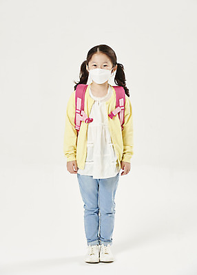포토 JPG 스튜디오촬영 전신 여자 교육 어린이라이프 초등학생 어린이 학교 책가방 실내 마스크 한명 서기 누끼 안전 앞모습 스쿨라이프 한국인 사회이슈 흰배경 예방 등교 안전수칙 개학 방역 에듀 에듀케이션 전염병 소녀한명만 스쿨팩 코로나바이러스 사회적거리두기 생활방역 감염예방 비말감염 델타변이바이러스 국내포토 1 학생 라이프스타일 캠페인 뷰포인트 백그라운드 컨셉 가방 모션 사람 동양인 내부 흰색 바이러스 질병 등하교 감염 여자한명만 소녀만 파일형식