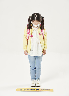 포토 JPG 스튜디오촬영 전신 여자 교육 어린이라이프 초등학생 어린이 학교 책가방 실내 마스크 한명 서기 누끼 안전 앞모습 스쿨라이프 한국인 사회이슈 흰배경 예방 등교 안전수칙 개학 방역 에듀 에듀케이션 전염병 소녀한명만 스쿨팩 코로나바이러스 사회적거리두기 생활방역 감염예방 비말감염 델타변이바이러스 국내포토 1 학생 라이프스타일 캠페인 뷰포인트 백그라운드 컨셉 가방 모션 사람 동양인 내부 흰색 바이러스 질병 등하교 감염 여자한명만 소녀만 파일형식