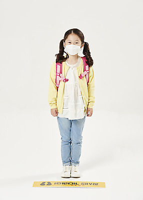 포토 JPG 스튜디오촬영 전신 여자 교육 어린이라이프 초등학생 어린이 학교 책가방 실내 마스크 한명 서기 누끼 안전 앞모습 스쿨라이프 한국인 사회이슈 흰배경 예방 등교 안전수칙 개학 방역 에듀 에듀케이션 전염병 소녀한명만 스쿨팩 코로나바이러스 사회적거리두기 생활방역 감염예방 비말감염 델타변이바이러스 국내포토 1 학생 라이프스타일 캠페인 뷰포인트 백그라운드 컨셉 가방 모션 사람 동양인 내부 흰색 바이러스 질병 등하교 감염 여자한명만 소녀만 파일형식