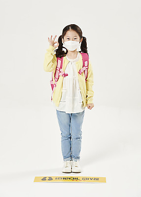 포토 JPG 스튜디오촬영 전신 여자 교육 어린이라이프 초등학생 어린이 학교 책가방 실내 마스크 한명 서기 누끼 안전 앞모습 스쿨라이프 한국인 사회이슈 흰배경 예방 등교 안전수칙 개학 방역 에듀 에듀케이션 전염병 소녀한명만 스쿨팩 코로나바이러스 사회적거리두기 생활방역 감염예방 비말감염 델타변이바이러스 국내포토 1 학생 라이프스타일 캠페인 뷰포인트 백그라운드 컨셉 가방 모션 사람 동양인 내부 흰색 바이러스 질병 등하교 감염 여자한명만 소녀만 파일형식