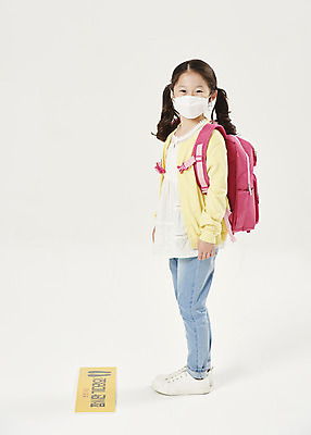 포토 JPG 스튜디오촬영 전신 여자 교육 어린이라이프 초등학생 어린이 학교 책가방 실내 마스크 한명 서기 누끼 안전 옆모습 스쿨라이프 한국인 사회이슈 흰배경 예방 등교 안전수칙 개학 방역 에듀 에듀케이션 전염병 소녀한명만 스쿨팩 코로나바이러스 사회적거리두기 생활방역 감염예방 비말감염 델타변이바이러스 국내포토 1 학생 라이프스타일 캠페인 뷰포인트 백그라운드 컨셉 가방 모션 사람 동양인 내부 흰색 바이러스 질병 등하교 감염 여자한명만 소녀만 파일형식