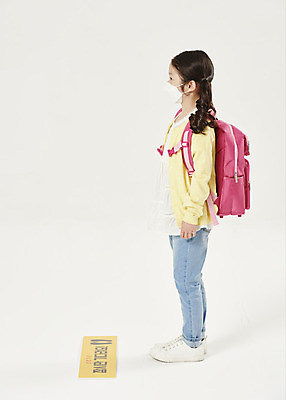 포토 JPG 스튜디오촬영 전신 여자 교육 어린이라이프 초등학생 어린이 학교 책가방 실내 마스크 한명 서기 누끼 안전 옆모습 스쿨라이프 한국인 사회이슈 흰배경 예방 등교 안전수칙 개학 방역 에듀 에듀케이션 전염병 소녀한명만 스쿨팩 코로나바이러스 사회적거리두기 생활방역 감염예방 비말감염 델타변이바이러스 국내포토 1 학생 라이프스타일 캠페인 뷰포인트 백그라운드 컨셉 가방 모션 사람 동양인 내부 흰색 바이러스 질병 등하교 감염 여자한명만 소녀만 파일형식