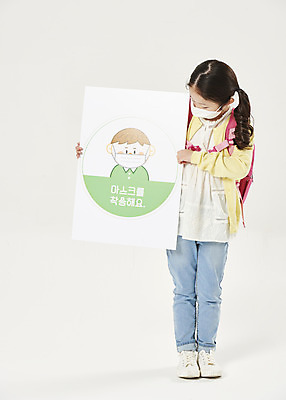 포토 JPG 스튜디오촬영 전신 배너 여자 교육 어린이라이프 초등학생 어린이 학교 책가방 실내 마스크 한명 서기 들기 누끼 안전 앞모습 스쿨라이프 한국인 사회이슈 흰배경 예방 등교 안전수칙 개학 마스크착용 방역 에듀 에듀케이션 전염병 소녀한명만 스쿨팩 코로나바이러스 사회적거리두기 생활방역 감염예방 비말감염 델타변이바이러스 국내포토 1 학생 라이프스타일 캠페인 뷰포인트 백그라운드 컨셉 가방 모션 사람 동양인 내부 흰색 바이러스 질병 등하교 감염 여자한명만 소녀만 파일형식
