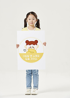 포토 JPG 스튜디오촬영 전신 배너 여자 교육 어린이라이프 초등학생 어린이 학교 실내 마스크 한명 서기 누끼 안전 앞모습 스쿨라이프 한국인 예절 사회이슈 흰배경 예방 등교 안전수칙 입가림 개학 방역 에듀 에듀케이션 전염병 소녀한명만 스쿨팩 코로나바이러스 사회적거리두기 생활방역 감염예방 비말감염 델타변이바이러스 국내포토 1 학생 라이프스타일 캠페인 뷰포인트 백그라운드 컨셉 모션 사람 동양인 내부 흰색 가림 바이러스 질병 등하교 감염 여자한명만 소녀만 파일형식