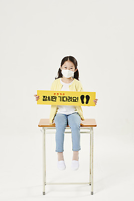 포토 JPG 스튜디오촬영 전신 배너 여자 교육 어린이라이프 초등학생 어린이 학교 실내 마스크 한명 누끼 안전 앉기 앞모습 스쿨라이프 한국인 사회이슈 흰배경 예방 등교 안전수칙 개학 방역 에듀 에듀케이션 전염병 소녀한명만 스쿨팩 코로나바이러스 사회적거리두기 생활방역 감염예방 비말감염 델타변이바이러스 국내포토 1 학생 라이프스타일 캠페인 뷰포인트 백그라운드 컨셉 모션 사람 동양인 내부 흰색 바이러스 질병 등하교 감염 여자한명만 소녀만 파일형식
