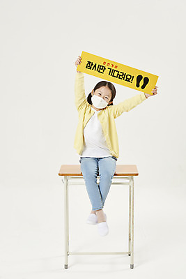 포토 JPG 스튜디오촬영 전신 배너 여자 교육 어린이라이프 초등학생 어린이 학교 실내 마스크 한명 누끼 안전 앉기 앞모습 스쿨라이프 한국인 사회이슈 흰배경 예방 등교 안전수칙 개학 방역 에듀 에듀케이션 전염병 소녀한명만 스쿨팩 코로나바이러스 사회적거리두기 생활방역 감염예방 비말감염 델타변이바이러스 국내포토 1 학생 라이프스타일 캠페인 뷰포인트 백그라운드 컨셉 모션 사람 동양인 내부 흰색 바이러스 질병 등하교 감염 여자한명만 소녀만 파일형식