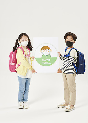 포토 JPG 스튜디오촬영 전신 배너 여자 교육 남자 어린이라이프 초등학생 어린이 학교 책가방 실내 마스크 서기 들기 누끼 안전 두명 앞모습 스쿨라이프 한국인 사회이슈 흰배경 예방 등교 안전수칙 개학 마스크착용 방역 에듀 에듀케이션 전염병 어린이만 스쿨팩 코로나바이러스 사회적거리두기 생활방역 감염예방 비말감염 델타변이바이러스 국내포토 학생 라이프스타일 캠페인 뷰포인트 백그라운드 컨셉 가방 모션 사람 동양인 내부 흰색 바이러스 질병 등하교 감염 파일형식