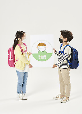 포토 JPG 스튜디오촬영 전신 배너 여자 교육 남자 어린이라이프 초등학생 어린이 학교 책가방 실내 마스크 서기 들기 누끼 안전 두명 앞모습 스쿨라이프 마주보기 한국인 사회이슈 흰배경 예방 등교 안전수칙 개학 마스크착용 방역 에듀 에듀케이션 전염병 어린이만 스쿨팩 코로나바이러스 사회적거리두기 생활방역 감염예방 비말감염 델타변이바이러스 국내포토 학생 라이프스타일 캠페인 뷰포인트 백그라운드 컨셉 가방 모션 사람 동양인 내부 흰색 바이러스 질병 등하교 감염 파일형식
