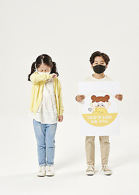 포토 JPG 스튜디오촬영 전신 배너 여자 교육 남자 어린이라이프 초등학생 어린이 학교 책가방 실내 마스크 서기 누끼 안전 두명 앞모습 스쿨라이프 한국인 예절 사회이슈 흰배경 예방 등교 안전수칙 입가림 개학 방역 에듀 에듀케이션 전염병 어린이만 스쿨팩 코로나바이러스 사회적거리두기 생활방역 감염예방 비말감염 델타변이바이러스 국내포토 학생 라이프스타일 캠페인 뷰포인트 백그라운드 컨셉 가방 모션 사람 동양인 내부 흰색 가림 바이러스 질병 등하교 감염 파일형식