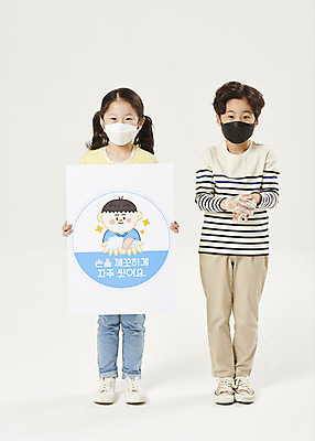 포토 JPG 스튜디오촬영 전신 배너 여자 교육 남자 어린이라이프 초등학생 어린이 학교 책가방 실내 마스크 서기 누끼 안전 두명 앞모습 스쿨라이프 한국인 사회이슈 흰배경 예방 등교 안전수칙 손씻기 개학 방역 에듀 에듀케이션 전염병 어린이만 스쿨팩 코로나바이러스 사회적거리두기 생활방역 감염예방 비말감염 델타변이바이러스 국내포토 학생 라이프스타일 캠페인 뷰포인트 백그라운드 컨셉 가방 모션 사람 동양인 내부 흰색 바이러스 씻기 질병 등하교 감염 파일형식