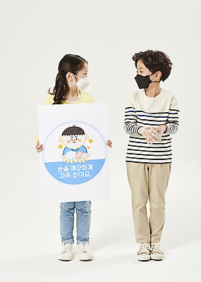 포토 JPG 스튜디오촬영 전신 배너 여자 교육 남자 어린이라이프 초등학생 어린이 학교 책가방 실내 마스크 서기 누끼 안전 두명 앞모습 스쿨라이프 마주보기 한국인 사회이슈 흰배경 예방 등교 안전수칙 손씻기 개학 방역 에듀 에듀케이션 전염병 어린이만 스쿨팩 코로나바이러스 사회적거리두기 생활방역 감염예방 비말감염 델타변이바이러스 국내포토 학생 라이프스타일 캠페인 뷰포인트 백그라운드 컨셉 가방 모션 사람 동양인 내부 흰색 바이러스 씻기 질병 등하교 감염 파일형식