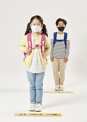 포토 JPG 스튜디오촬영 전신 여자 교육 남자 어린이라이프 초등학생 어린이 학교 책가방 실내 마스크 서기 누끼 안전 두명 앞모습 스쿨라이프 한국인 사회이슈 흰배경 예방 등교 안전수칙 개학 방역 에듀 에듀케이션 전염병 어린이만 스쿨팩 코로나바이러스 사회적거리두기 생활방역 감염예방 비말감염 델타변이바이러스 국내포토 학생 라이프스타일 캠페인 뷰포인트 백그라운드 컨셉 가방 모션 사람 동양인 내부 흰색 바이러스 질병 등하교 감염 파일형식