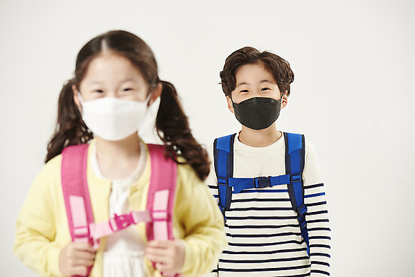 포토 JPG 스튜디오촬영 여자 교육 남자 어린이라이프 초등학생 어린이 학교 책가방 실내 마스크 서기 누끼 안전 상반신 두명 앞모습 아웃포커스 스쿨라이프 한국인 사회이슈 흰배경 예방 등교 안전수칙 개학 방역 에듀 에듀케이션 전염병 어린이만 스쿨팩 코로나바이러스 사회적거리두기 생활방역 감염예방 비말감염 델타변이바이러스 국내포토 학생 라이프스타일 캠페인 뷰포인트 백그라운드 컨셉 가방 모션 촬영기법 사람 동양인 내부 흰색 바이러스 질병 등하교 감염 파일형식