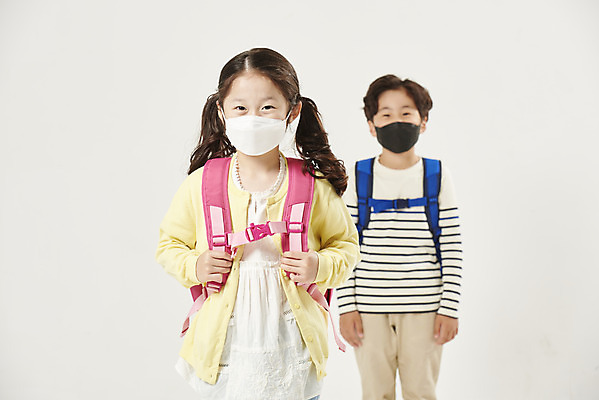 포토 JPG 스튜디오촬영 여자 교육 남자 어린이라이프 초등학생 어린이 학교 책가방 실내 마스크 서기 누끼 안전 상반신 두명 앞모습 스쿨라이프 한국인 사회이슈 흰배경 예방 등교 안전수칙 개학 방역 에듀 에듀케이션 전염병 어린이만 스쿨팩 코로나바이러스 사회적거리두기 생활방역 감염예방 비말감염 델타변이바이러스 국내포토 학생 라이프스타일 캠페인 뷰포인트 백그라운드 컨셉 가방 모션 사람 동양인 내부 흰색 바이러스 질병 등하교 감염 파일형식