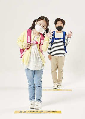 포토 JPG 스튜디오촬영 전신 여자 교육 남자 어린이라이프 초등학생 어린이 학교 책가방 실내 마스크 서기 누끼 안전 두명 앞모습 스쿨라이프 한국인 사회이슈 흰배경 예방 등교 손인사 안전수칙 개학 방역 에듀 에듀케이션 전염병 어린이만 스쿨팩 코로나바이러스 사회적거리두기 생활방역 감염예방 비말감염 델타변이바이러스 국내포토 학생 라이프스타일 캠페인 뷰포인트 백그라운드 컨셉 가방 모션 사람 동양인 내부 흰색 인사 바이러스 질병 등하교 감염 파일형식