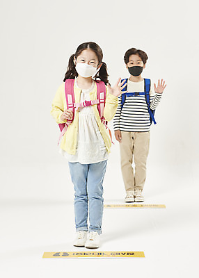 포토 JPG 스튜디오촬영 전신 여자 교육 남자 어린이라이프 초등학생 어린이 학교 책가방 실내 마스크 서기 누끼 안전 두명 앞모습 스쿨라이프 한국인 사회이슈 흰배경 예방 등교 안전수칙 개학 방역 에듀 에듀케이션 전염병 어린이만 스쿨팩 코로나바이러스 사회적거리두기 생활방역 감염예방 비말감염 델타변이바이러스 국내포토 학생 라이프스타일 캠페인 뷰포인트 백그라운드 컨셉 가방 모션 사람 동양인 내부 흰색 바이러스 질병 등하교 감염 파일형식