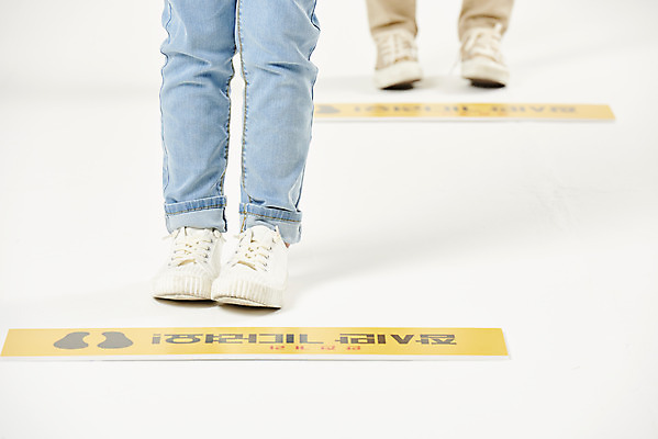 포토 JPG 스튜디오촬영 여자 교육 남자 어린이라이프 초등학생 어린이 학교 실내 마스크 서기 누끼 안전 두명 스쿨라이프 한국인 하반신 다리 사회이슈 흰배경 예방 등교 안전수칙 개학 방역 에듀 에듀케이션 전염병 어린이만 스쿨팩 코로나바이러스 사회적거리두기 생활방역 감염예방 비말감염 델타변이바이러스 국내포토 학생 라이프스타일 캠페인 백그라운드 컨셉 모션 사람 동양인 내부 신체부위 흰색 바이러스 질병 등하교 감염 파일형식