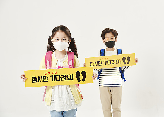 포토 JPG 스튜디오촬영 배너 여자 교육 남자 어린이라이프 초등학생 어린이 학교 책가방 실내 마스크 서기 누끼 안전 상반신 두명 앞모습 스쿨라이프 한국인 사회이슈 흰배경 예방 등교 안전수칙 개학 방역 에듀 에듀케이션 전염병 어린이만 스쿨팩 코로나바이러스 사회적거리두기 생활방역 감염예방 비말감염 델타변이바이러스 국내포토 학생 라이프스타일 캠페인 뷰포인트 백그라운드 컨셉 가방 모션 사람 동양인 내부 흰색 바이러스 질병 등하교 감염 파일형식