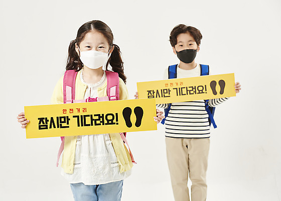 포토 JPG 스튜디오촬영 배너 여자 교육 남자 어린이라이프 초등학생 어린이 학교 책가방 실내 마스크 서기 누끼 안전 상반신 두명 앞모습 스쿨라이프 한국인 사회이슈 흰배경 예방 등교 안전수칙 개학 방역 에듀 에듀케이션 전염병 어린이만 스쿨팩 코로나바이러스 사회적거리두기 생활방역 감염예방 비말감염 델타변이바이러스 국내포토 학생 라이프스타일 캠페인 뷰포인트 백그라운드 컨셉 가방 모션 사람 동양인 내부 흰색 바이러스 질병 등하교 감염 파일형식