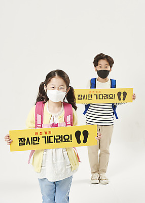 포토 JPG 스튜디오촬영 전신 배너 여자 교육 남자 어린이라이프 초등학생 어린이 학교 책가방 실내 마스크 서기 누끼 안전 상반신 두명 앞모습 스쿨라이프 한국인 사회이슈 흰배경 예방 등교 안전수칙 개학 방역 에듀 에듀케이션 전염병 어린이만 스쿨팩 코로나바이러스 사회적거리두기 생활방역 감염예방 비말감염 델타변이바이러스 국내포토 학생 라이프스타일 캠페인 뷰포인트 백그라운드 컨셉 가방 모션 사람 동양인 내부 흰색 바이러스 질병 등하교 감염 파일형식