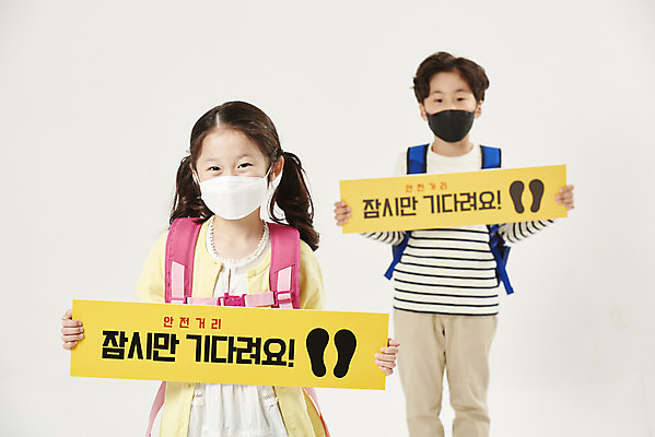 포토 JPG 스튜디오촬영 배너 여자 교육 남자 어린이라이프 초등학생 어린이 학교 책가방 실내 마스크 서기 누끼 안전 상반신 두명 앞모습 스쿨라이프 한국인 사회이슈 흰배경 예방 등교 안전수칙 개학 방역 에듀 에듀케이션 전염병 어린이만 스쿨팩 코로나바이러스 사회적거리두기 생활방역 감염예방 비말감염 델타변이바이러스 국내포토 학생 라이프스타일 캠페인 뷰포인트 백그라운드 컨셉 가방 모션 사람 동양인 내부 흰색 바이러스 질병 등하교 감염 파일형식