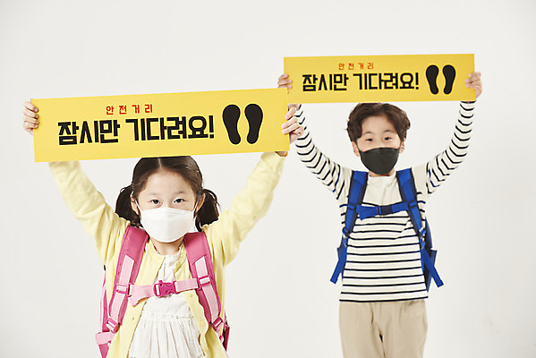 포토 JPG 스튜디오촬영 배너 여자 교육 남자 어린이라이프 초등학생 어린이 학교 책가방 실내 마스크 서기 누끼 안전 상반신 두명 앞모습 스쿨라이프 한국인 사회이슈 흰배경 예방 등교 안전수칙 개학 방역 에듀 에듀케이션 전염병 어린이만 스쿨팩 코로나바이러스 사회적거리두기 생활방역 감염예방 비말감염 델타변이바이러스 국내포토 학생 라이프스타일 캠페인 뷰포인트 백그라운드 컨셉 가방 모션 사람 동양인 내부 흰색 바이러스 질병 등하교 감염 파일형식