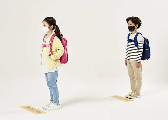 포토 JPG 스튜디오촬영 전신 여자 교육 남자 어린이라이프 초등학생 어린이 학교 책가방 실내 마스크 서기 누끼 안전 두명 옆모습 스쿨라이프 한국인 사회이슈 흰배경 예방 등교 안전수칙 개학 방역 에듀 에듀케이션 전염병 어린이만 스쿨팩 코로나바이러스 사회적거리두기 생활방역 감염예방 비말감염 델타변이바이러스 국내포토 학생 라이프스타일 캠페인 뷰포인트 백그라운드 컨셉 가방 모션 사람 동양인 내부 흰색 바이러스 질병 등하교 감염 파일형식