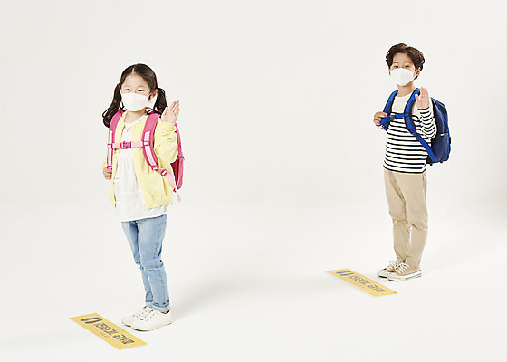 포토 JPG 스튜디오촬영 전신 여자 교육 남자 어린이라이프 초등학생 어린이 학교 책가방 실내 마스크 서기 누끼 안전 두명 옆모습 스쿨라이프 한국인 사회이슈 흰배경 예방 등교 안전수칙 개학 방역 에듀 에듀케이션 전염병 어린이만 스쿨팩 코로나바이러스 사회적거리두기 생활방역 감염예방 비말감염 델타변이바이러스 국내포토 학생 라이프스타일 캠페인 뷰포인트 백그라운드 컨셉 가방 모션 사람 동양인 내부 흰색 바이러스 질병 등하교 감염 파일형식