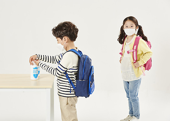 포토 JPG 스튜디오촬영 전신 여자 교육 남자 어린이라이프 초등학생 어린이 학교 책가방 실내 마스크 서기 누끼 안전 상반신 두명 옆모습 스쿨라이프 한국인 사회이슈 흰배경 예방 등교 안전수칙 개학 방역 에듀 에듀케이션 전염병 손세정제 어린이만 스쿨팩 코로나바이러스 손소독제 사회적거리두기 생활방역 감염예방 비말감염 손소독 델타변이바이러스 국내포토 학생 라이프스타일 캠페인 뷰포인트 백그라운드 컨셉 가방 모션 사람 동양인 내부 흰색 바이러스 질병 등하교 감염 세정제 소독 소독제 파일형식