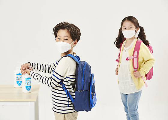 포토 JPG 스튜디오촬영 여자 교육 남자 어린이라이프 초등학생 어린이 학교 책가방 실내 마스크 서기 누끼 안전 상반신 두명 옆모습 스쿨라이프 한국인 사회이슈 흰배경 예방 등교 안전수칙 개학 방역 에듀 에듀케이션 전염병 손세정제 어린이만 스쿨팩 코로나바이러스 손소독제 사회적거리두기 생활방역 감염예방 비말감염 손소독 델타변이바이러스 국내포토 학생 라이프스타일 캠페인 뷰포인트 백그라운드 컨셉 가방 모션 사람 동양인 내부 흰색 바이러스 질병 등하교 감염 세정제 소독 소독제 파일형식