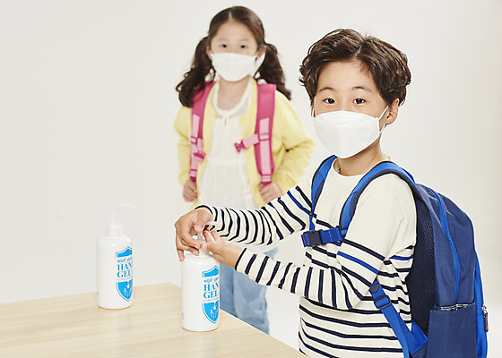 포토 JPG 스튜디오촬영 여자 교육 남자 어린이라이프 초등학생 어린이 학교 책가방 실내 마스크 서기 누끼 안전 상반신 두명 앞모습 옆모습 스쿨라이프 한국인 사회이슈 흰배경 예방 등교 안전수칙 개학 방역 에듀 에듀케이션 전염병 손세정제 어린이만 스쿨팩 코로나바이러스 손소독제 사회적거리두기 생활방역 감염예방 비말감염 손소독 델타변이바이러스 국내포토 학생 라이프스타일 캠페인 뷰포인트 백그라운드 컨셉 가방 모션 사람 동양인 내부 흰색 바이러스 질병 등하교 감염 세정제 소독 소독제 파일형식