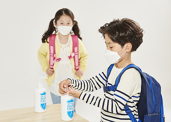 포토 JPG 스튜디오촬영 여자 교육 남자 어린이라이프 초등학생 어린이 학교 책가방 실내 마스크 서기 누끼 안전 상반신 두명 앞모습 옆모습 스쿨라이프 한국인 사회이슈 흰배경 예방 등교 안전수칙 개학 방역 에듀 에듀케이션 전염병 손세정제 어린이만 스쿨팩 코로나바이러스 손소독제 사회적거리두기 생활방역 감염예방 비말감염 손소독 델타변이바이러스 국내포토 학생 라이프스타일 캠페인 뷰포인트 백그라운드 컨셉 가방 모션 사람 동양인 내부 흰색 바이러스 질병 등하교 감염 세정제 소독 소독제 파일형식