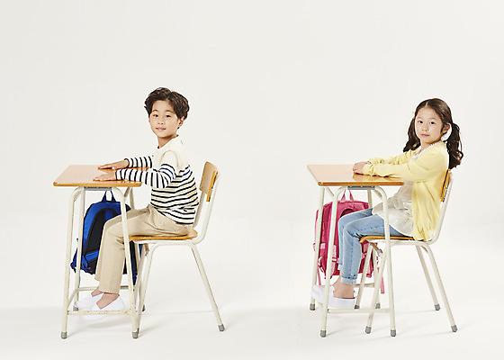 포토 JPG 스튜디오촬영 전신 여자 교육 남자 어린이라이프 초등학생 어린이 책가방 실내 누끼 앉기 두명 앞모습 스쿨라이프 한국인 흰배경 예방 화재 안전수칙 안전교육 에듀 에듀케이션 지진 어린이만 스쿨팩 국내포토 학생 라이프스타일 뷰포인트 백그라운드 가방 학교 모션 안전 사람 동양인 내부 흰색 자연재해 사건 파일형식