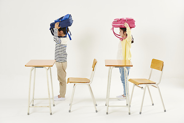 포토 JPG 스튜디오촬영 전신 여자 교육 남자 어린이라이프 초등학생 어린이 책가방 실내 서기 들기 누끼 두명 옆모습 스쿨라이프 한국인 흰배경 예방 화재 안전수칙 안전교육 대피 에듀 에듀케이션 지진 어린이만 스쿨팩 국내포토 학생 라이프스타일 뷰포인트 백그라운드 가방 학교 모션 안전 사람 동양인 내부 흰색 자연재해 사건 파일형식