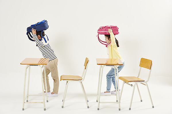 포토 JPG 스튜디오촬영 전신 여자 교육 남자 어린이라이프 초등학생 어린이 책가방 실내 서기 들기 누끼 두명 옆모습 스쿨라이프 한국인 흰배경 예방 화재 안전수칙 안전교육 대피 숨기 에듀 에듀케이션 지진 어린이만 스쿨팩 국내포토 학생 라이프스타일 뷰포인트 백그라운드 가방 학교 모션 안전 사람 동양인 내부 흰색 자연재해 사건 파일형식