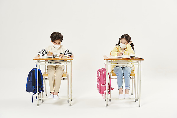 포토 JPG 스튜디오촬영 전신 여자 교육 남자 어린이라이프 초등학생 어린이 학교 책가방 실내 마스크 누끼 앉기 두명 앞모습 스쿨라이프 한국인 사회이슈 흰배경 예방 화재 등교 안전수칙 안전교육 개학 방역 에듀 에듀케이션 전염병 지진 어린이만 스쿨팩 코로나바이러스 사회적거리두기 생활방역 감염예방 비말감염 델타변이바이러스 국내포토 학생 라이프스타일 캠페인 뷰포인트 백그라운드 컨셉 가방 모션 안전 사람 동양인 내부 흰색 바이러스 질병 자연재해 사건 등하교 감염 파일형식