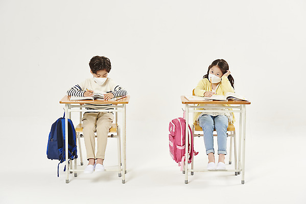 포토 JPG 스튜디오촬영 전신 여자 교육 남자 어린이라이프 초등학생 어린이 학교 책가방 실내 마스크 누끼 앉기 두명 앞모습 스쿨라이프 한국인 사회이슈 흰배경 예방 화재 등교 안전수칙 안전교육 개학 방역 에듀 에듀케이션 전염병 지진 어린이만 스쿨팩 코로나바이러스 사회적거리두기 생활방역 감염예방 비말감염 델타변이바이러스 국내포토 학생 라이프스타일 캠페인 뷰포인트 백그라운드 컨셉 가방 모션 안전 사람 동양인 내부 흰색 바이러스 질병 자연재해 사건 등하교 감염 파일형식