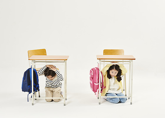 포토 JPG 스튜디오촬영 전신 여자 교육 남자 어린이라이프 초등학생 어린이 책가방 실내 누끼 앉기 두명 앞모습 스쿨라이프 한국인 흰배경 예방 화재 안전수칙 안전교육 숨기 에듀 에듀케이션 지진 어린이만 스쿨팩 국내포토 학생 라이프스타일 뷰포인트 백그라운드 가방 학교 모션 안전 사람 동양인 내부 흰색 자연재해 사건 파일형식