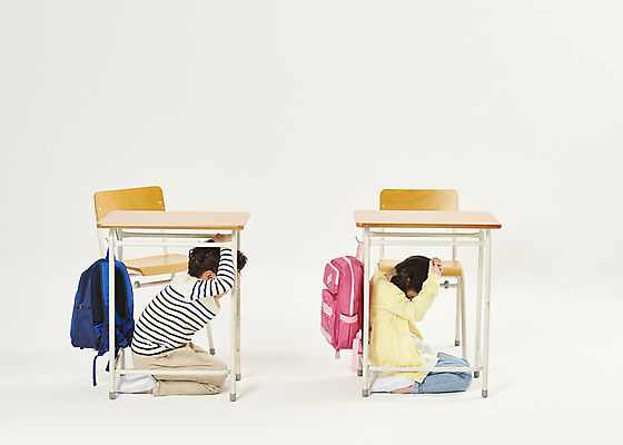 포토 JPG 스튜디오촬영 전신 여자 교육 남자 어린이라이프 초등학생 어린이 책가방 실내 누끼 앉기 두명 옆모습 스쿨라이프 한국인 흰배경 예방 화재 안전수칙 안전교육 숨기 에듀 에듀케이션 지진 어린이만 스쿨팩 국내포토 학생 라이프스타일 뷰포인트 백그라운드 가방 학교 모션 안전 사람 동양인 내부 흰색 자연재해 사건 파일형식