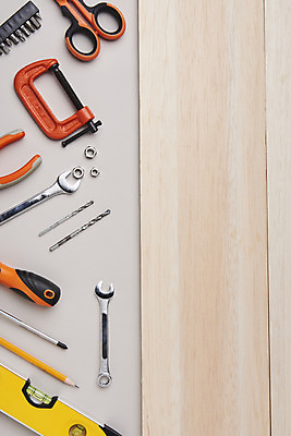 포토 JPG 스튜디오촬영 산업 회색배경 가위 실내 사람없음 하이앵글 연필 여러개 장비 도구 공구 드라이버 수리 드릴 작업도구 니퍼 수평계 플랫레이 나무배경 국내포토 뷰포인트 다수 백그라운드 문구용품 학용품 내부 필기구 회색 플랫 파일형식