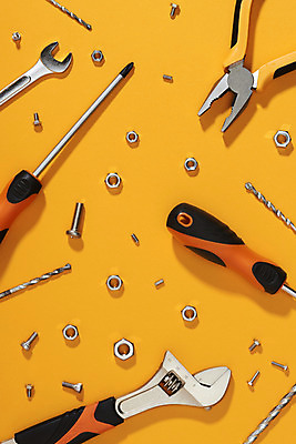 포토 JPG 스튜디오촬영 산업 실내 사람없음 하이앵글 여러개 장비 도구 공구 스패너 드라이버 수리 볼트 너트 작업도구 플랫레이 주황색배경 국내포토 뷰포인트 다수 백그라운드 내부 주황색 플랫 파일형식