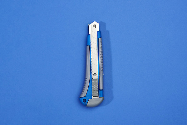 포토 JPG 스튜디오촬영 산업 실내 사람없음 하이앵글 한개 장비 도구 공구 칼 수리 파란배경 작업도구 플랫레이 국내포토 1 뷰포인트 백그라운드 내부 파란색 플랫 파일형식