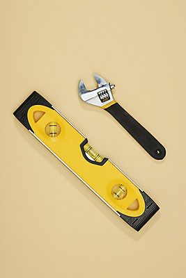 포토 JPG 스튜디오촬영 산업 실내 사람없음 하이앵글 장비 두개 도구 공구 스패너 수리 작업도구 노란배경 수평계 플랫레이 국내포토 뷰포인트 백그라운드 2 내부 노란색 플랫 파일형식