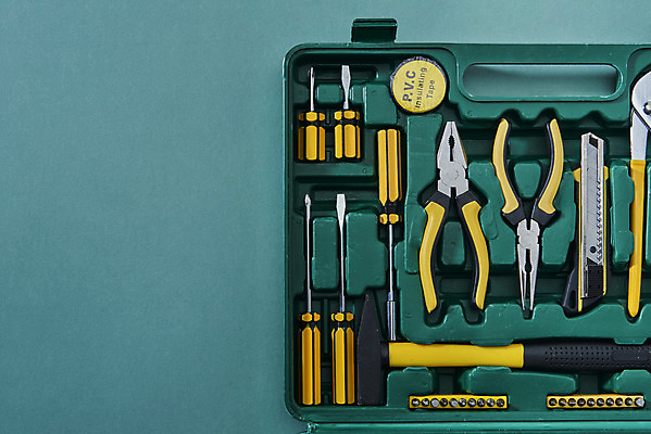 포토 JPG 스튜디오촬영 산업 실내 사람없음 하이앵글 여러개 장비 도구 공구 드라이버 칼 수리 망치 공구함 작업도구 니퍼 플랫레이 초록배경 국내포토 뷰포인트 다수 백그라운드 내부 초록색 플랫 파일형식